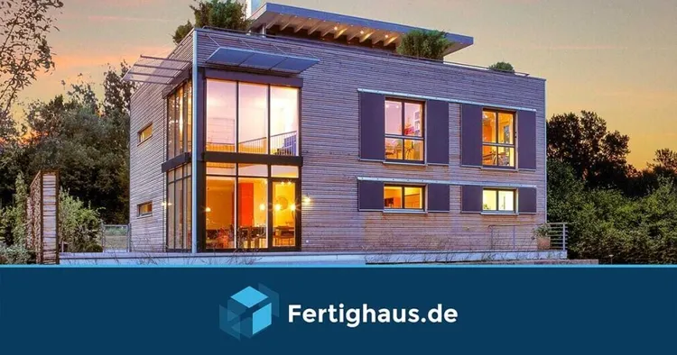 Fertighaus aus Holz, rechteckig, mit bodentiefen Fenstern und zwei Etagen.