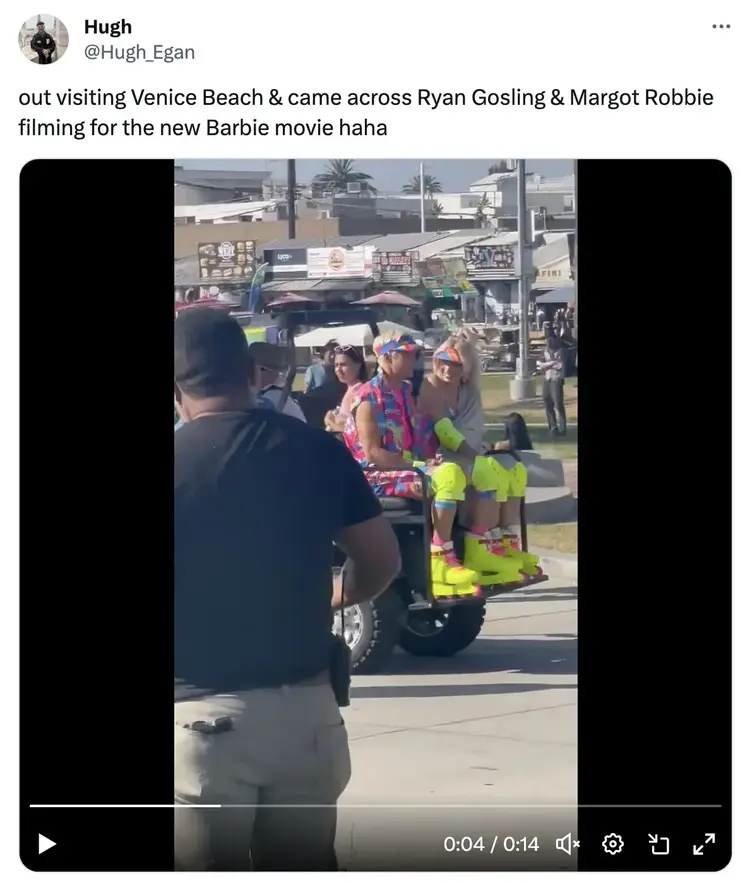 Twitter-Nutzer Hugh postete ein Bild von Ryan Gosling und Margot Robbie bei den Dreharbeiten zum Barbie-Film am Venice Beach