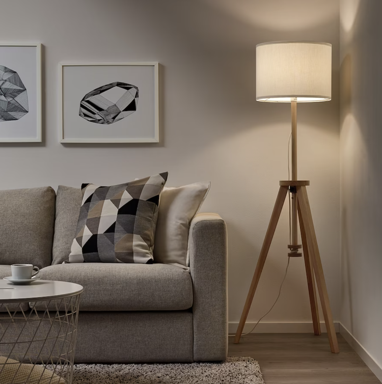 Moderne Stehlampe aus den 50er Jahren in möbliertem Wohnzimmer