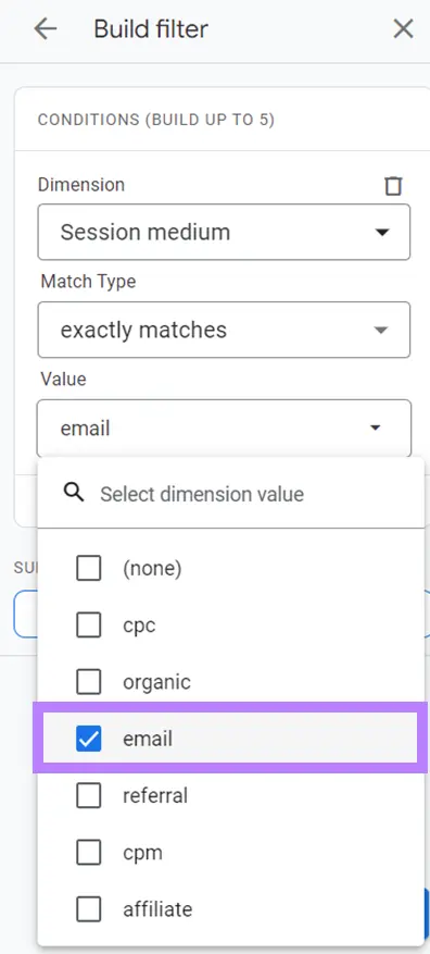 „Filter erstellen“ in Google Analytics mit geöffnetem Dropdown-Menü „Wert“ und ausgewähltem „E-Mail“