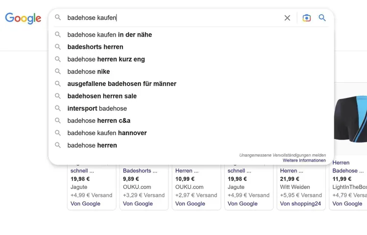 Google Suggest liefert ebenso wie KI-Tools Ideen für Phrasen, die auf der Webseite genutzt und beantwortet werden können