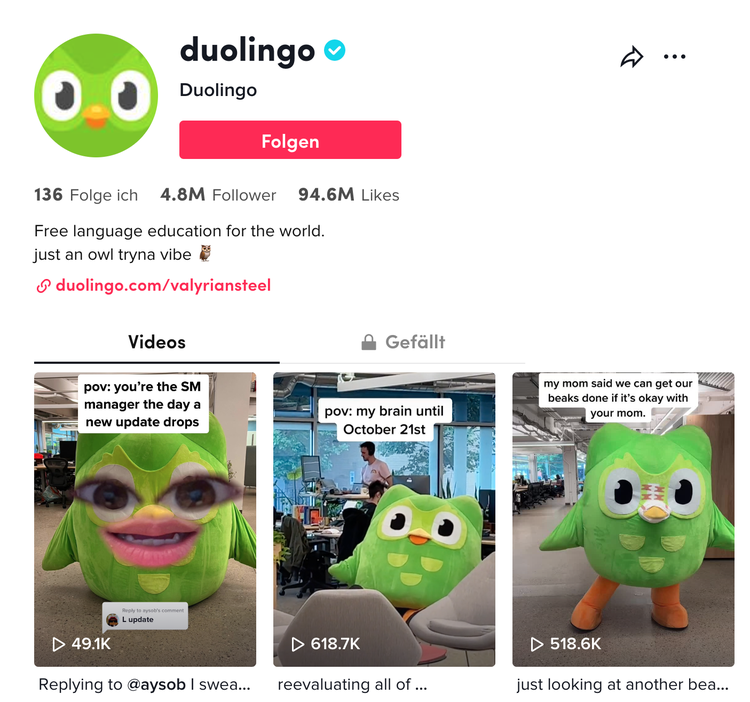 Duolingo TikTok-Profil mit grünem Vogel-Maskottchen und Video-Beispiele