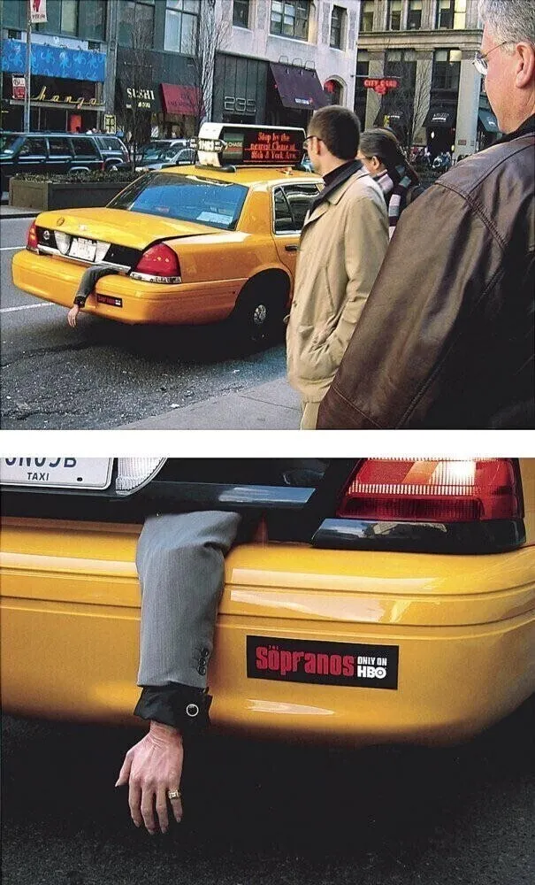 Un taxi con un brazo falso colgando del maletero y un anuncio de "Los Soprano"