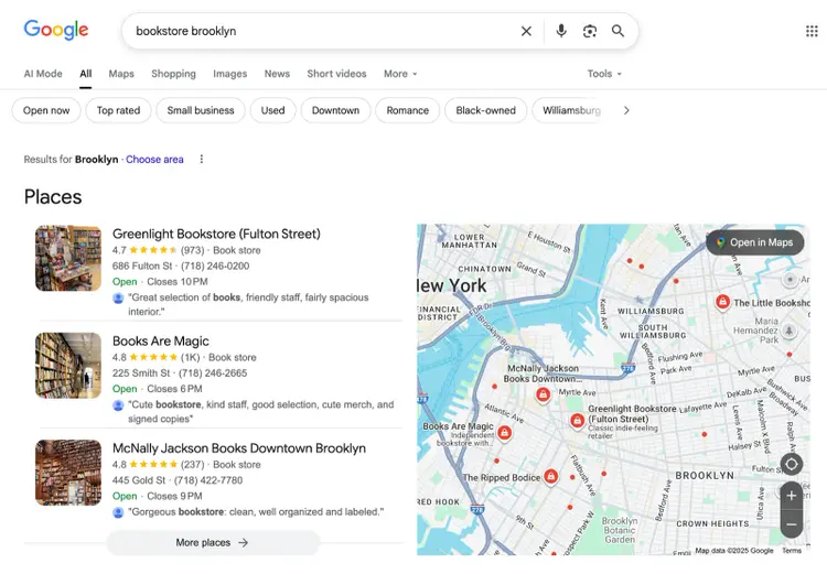 El paquete de mapas locales muestra tres perfiles de Google Business y un mapa en la página de resultados del motor de búsqueda (SERP).