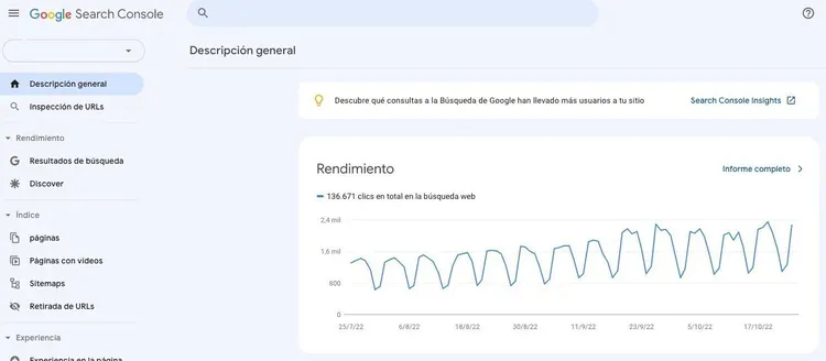 Google Search Console descripción general con métrica Rendimiento 136.871 URLs en la búsqueda