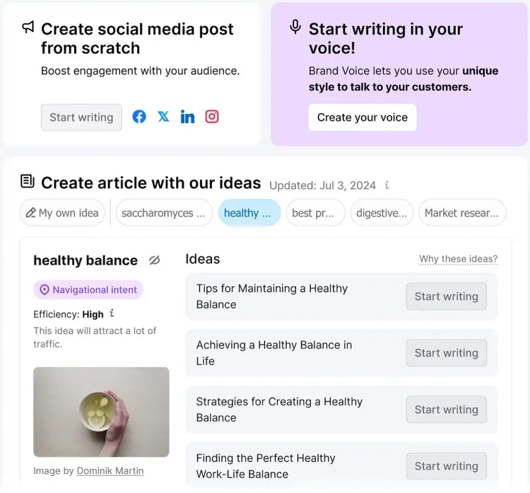 Interfaz de ContentShake AI mostrando opciones de creación de contenido, incluyendo secciones para crear publicaciones en redes sociales y artículos.