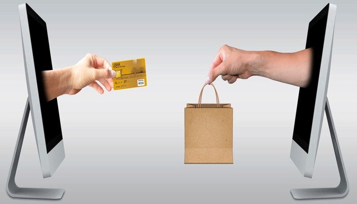 Ilustración manos extendidas monitor tarjeta crédito compra online