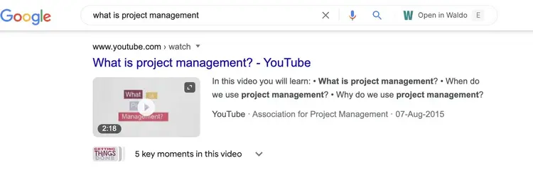 Un vídeo de YouTube en los resultados de Google para la consulta "¿qué es la gestión de proyectos?