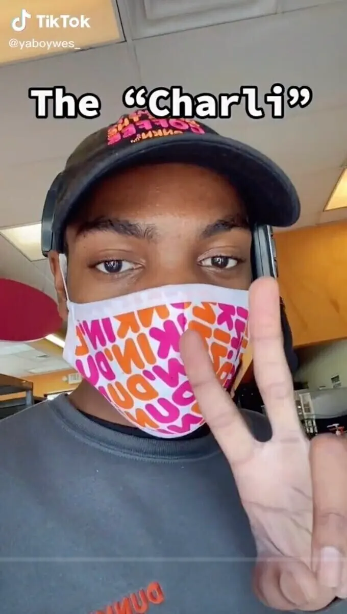 TikToker Charli D'Amelio y Dunkin' post de colaboración