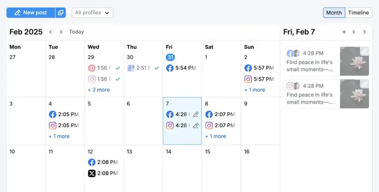 Calendario de Social Poster que muestra las publicaciones programadas para Facebook, Instagram, Pinterest y X.
