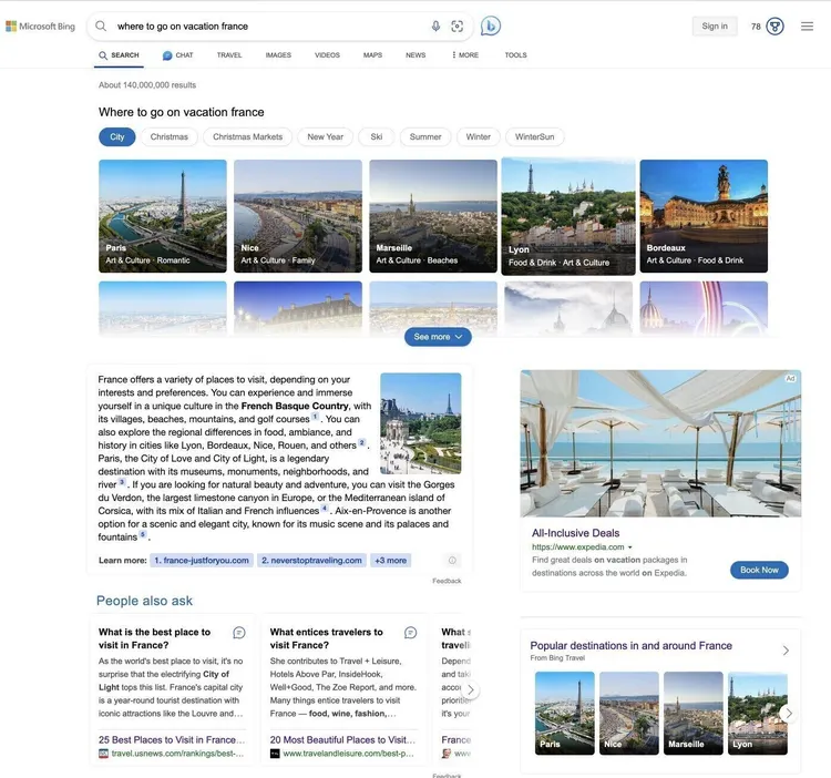 SERP de Bing para "dónde ir de vacaciones a Francia" con un resumen de consejos de viaje generados por IA