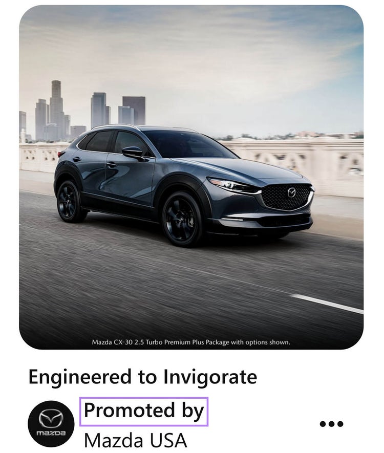 Un pin promocionado del fabricante de automóviles Mazda