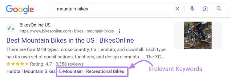 La búsqueda en Google de "bicicletas de montaña" muestra una palabra clave irrelevante