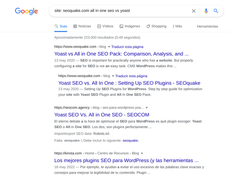 SERP de Google mostrando artículos sobre comparación de plugins SEO