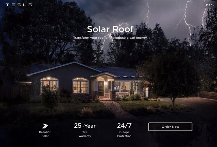 Página de inicio de Tesla con una tormenta eléctrica sobre una casa poco iluminada por la noche.