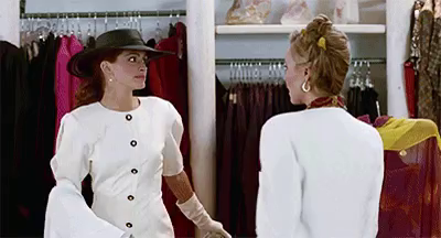 Escena tienda ropa mostrando mujeres vestidos vintage