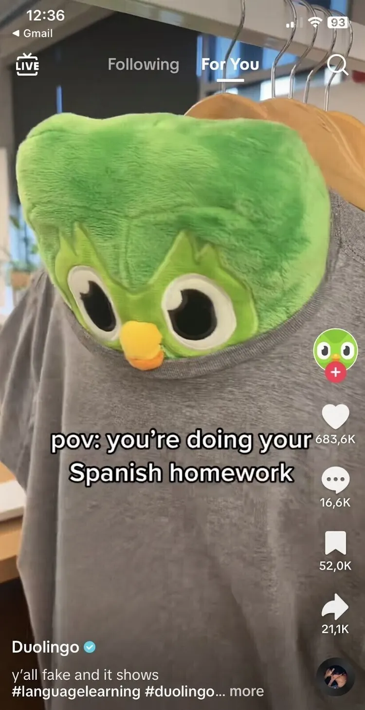 Vídeo TikTok de Duolingo con leyenda en pantalla: "pov: estás haciendo los deberes de español"