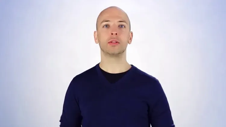Persona en camiseta azul marino sobre fondo gradiente explicando contenido de video