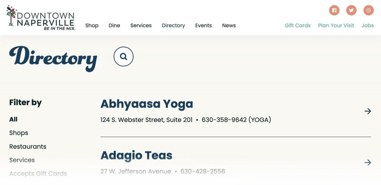 Directorio Downtown Naperville mostrando listado de negocios como Abhyasa Yoga y Adagio Teas