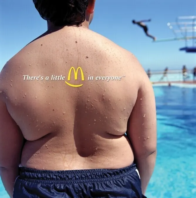 Imagen con logo McDonald's y texto There's a little M in everyone
