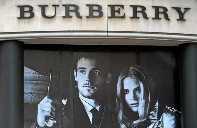 Fachada tienda Burberry con campaña publicitaria en ventana