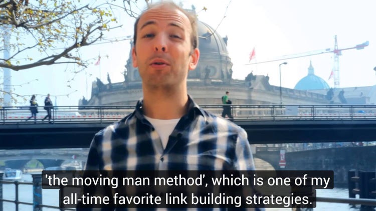 Fotograma de video de persona en Londres explicando estrategia de construcción de enlaces