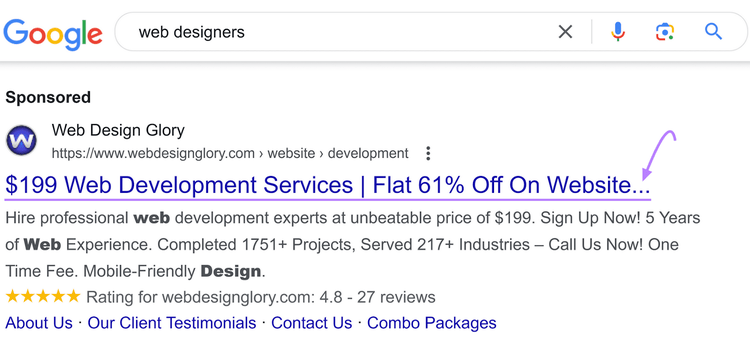 SERP de Google para "diseñadores web", destacando un anuncio patrocinado con una flecha morada que señala una elipsis después de un título.