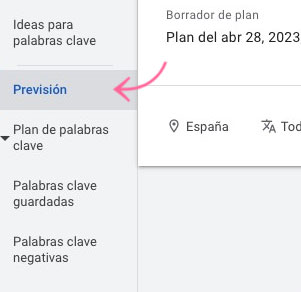 Menú lateral con pestaña 'Previsión' destacada para planificación de campaña