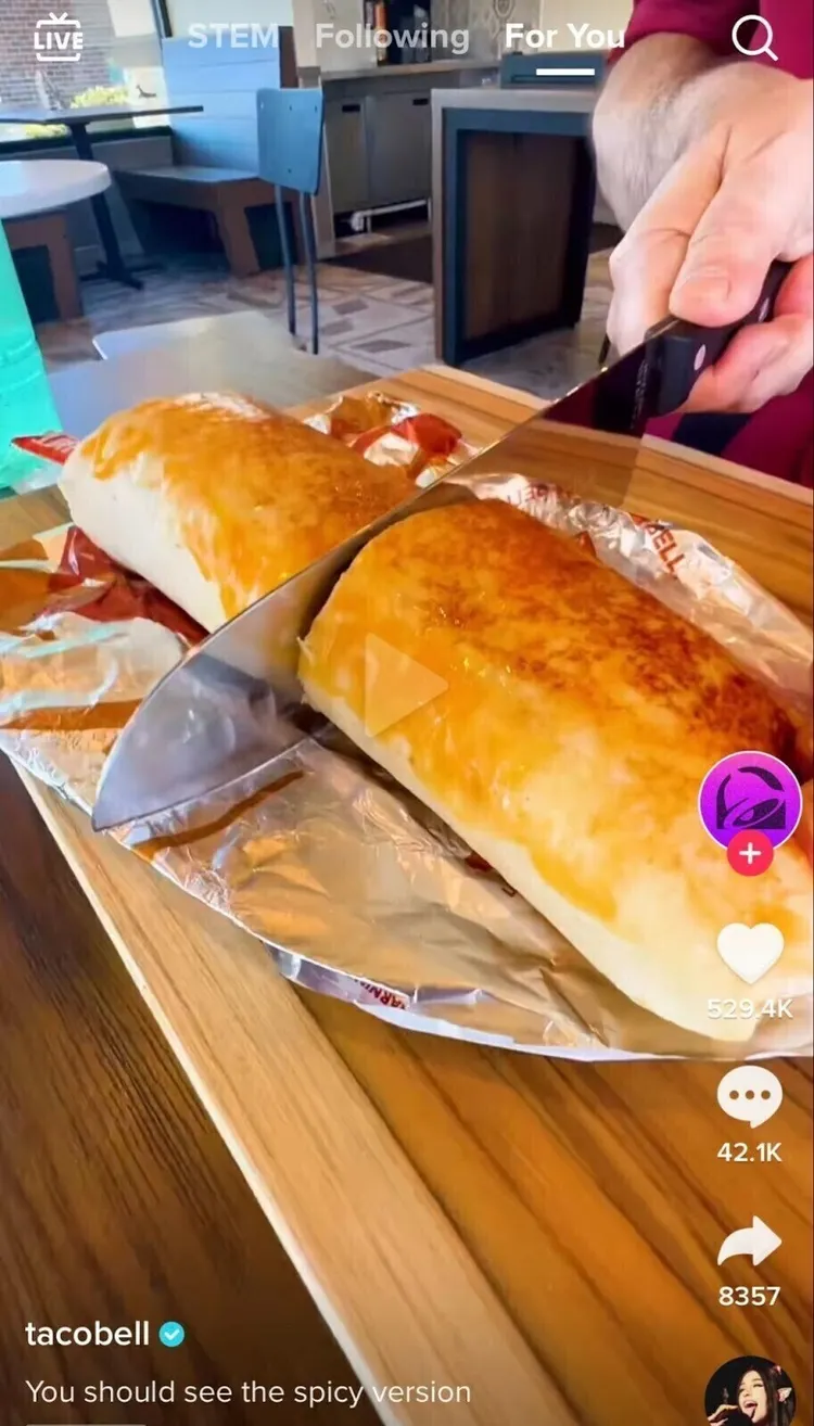 Página For You de TikTok mostrando un vídeo de tacobell