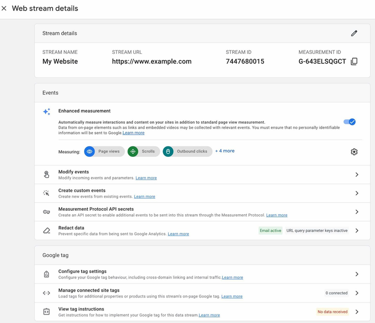 Detalles del flujo web en GA4 que muestran el nombre, la URL, los ID del flujo y de la medición, junto con los ajustes relacionados con los eventos y las etiquetas.