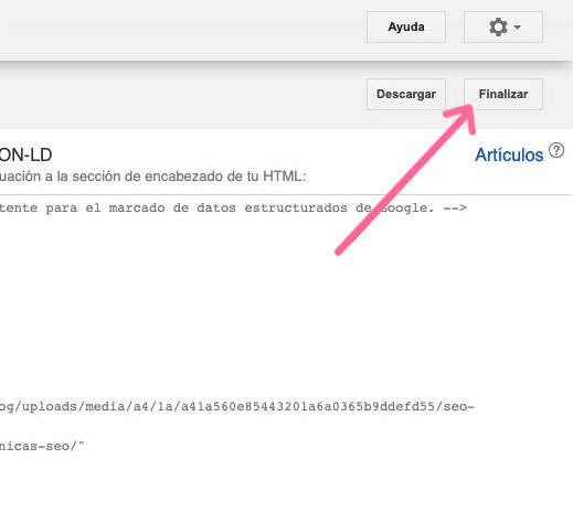 Asistente Google con botones Descargar y Finalizar destacado flecha rosa