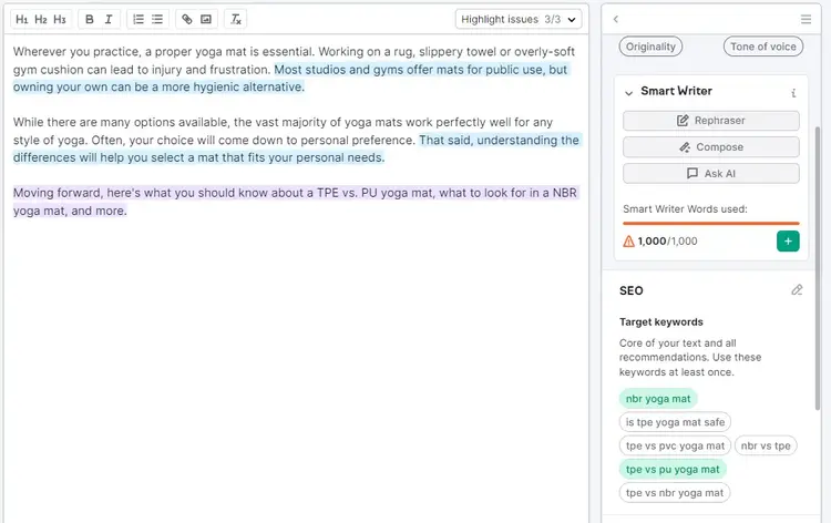 Editor de texto SEO Writing Assistant con los cambios resaltados en verde en la sección "SEO" de la derecha