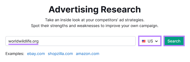 La herramienta de investigación publicitaria de Semrush comienza con el dominio introducido y la ubicación, y el botón de búsqueda resaltado.