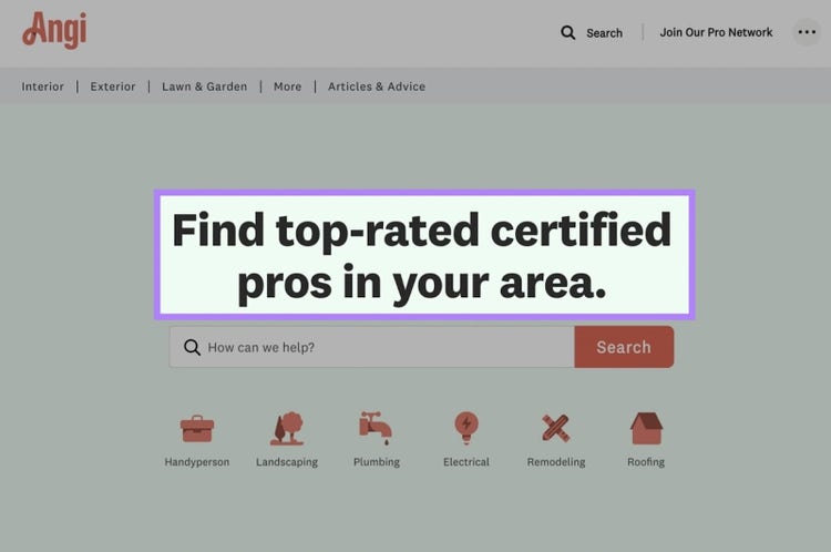 Page de destination d'Angi avec le titre convaincant « Trouvez les professionnels certifiés les mieux notés dans votre région » mis en évidence