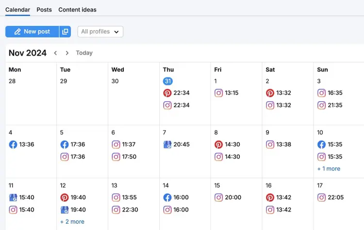 Vue calendrier sur le Social Poster de Semrush montrant différentes publications programmées à travers les plateformes.