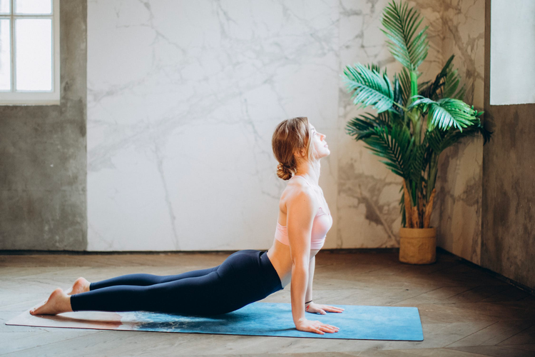 Femme faisant du yoga