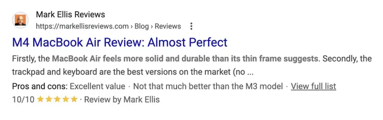 Une fiche SERP avec balisage de schéma affichant une note par étoiles, le nom du rédacteur et une liste de points positifs et négatifs.