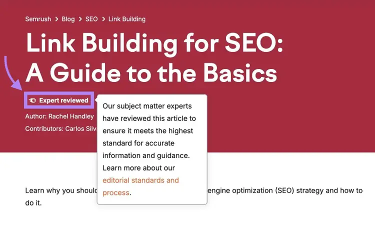 Le badge « Examiné par des experts » qui souligne le processus éditorial apparaît en haut d'un article de Semrush.