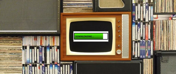 Écran ordinateur rétro affichant DOWNLOADING progression