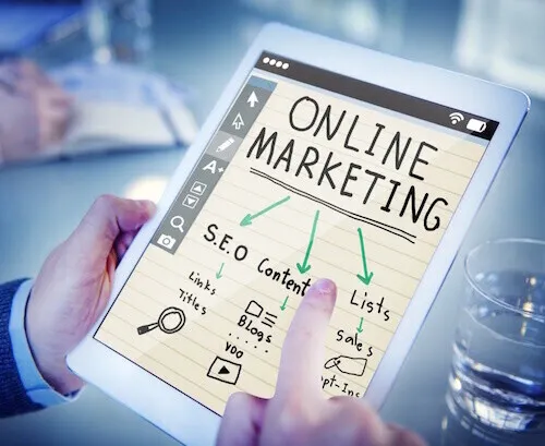 Tablet con sketch mind map marketing: SEO, content, lists, sales