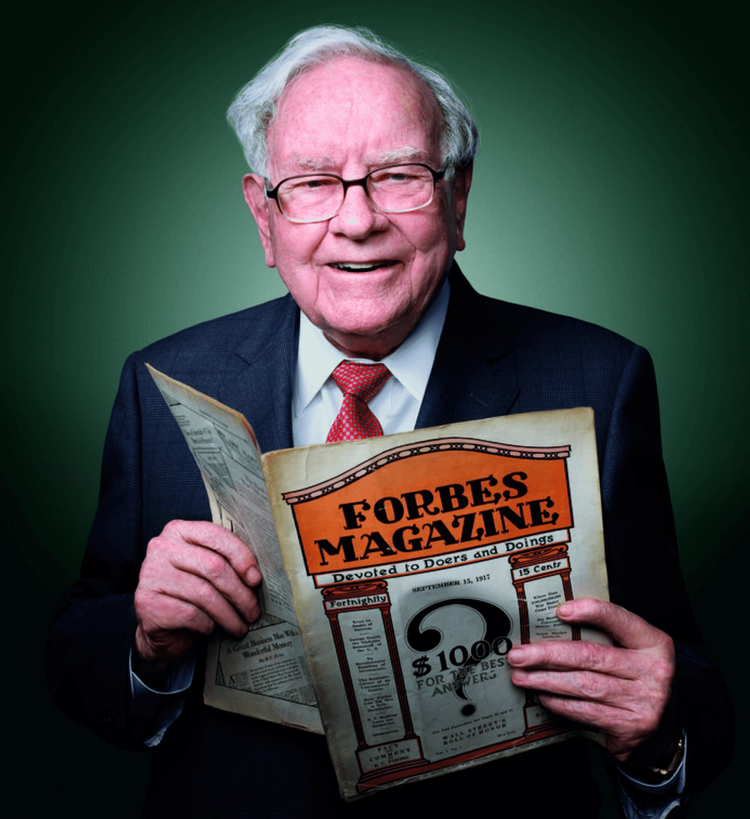 Un uomo con in mano la rivista Forbes