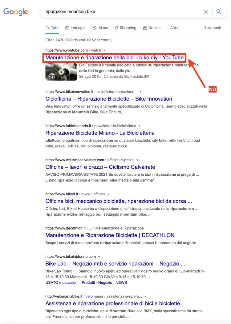 Google Ricerca: risultati 'riparazioni mountain bike' con freccia su video YouTube