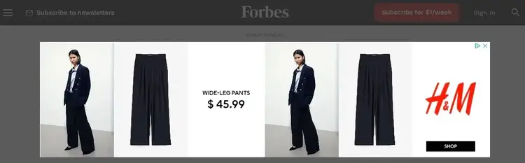 Un banner pubblicitario per i pantaloni a gamba larga di H&M