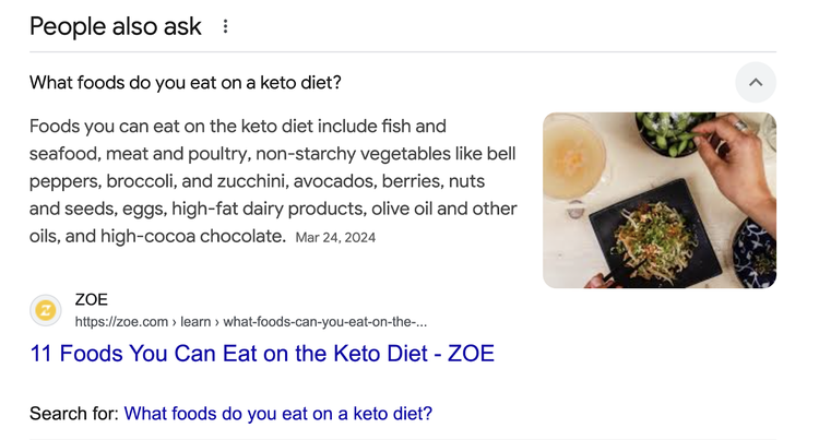 「ケトダイエットではどのような食品を食べますか？」という質問に対する答えは、「ケトダイエットで食べる食品には、魚介類、肉類、鶏肉、非デンプン質の野菜などが含まれます」と段落形式で書かれています。