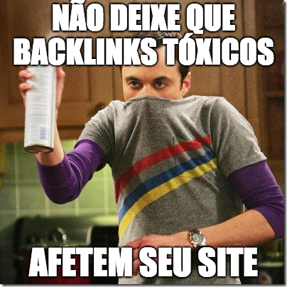 Meme com homem segurando documento e texto em português sobre backlinks tóxicos