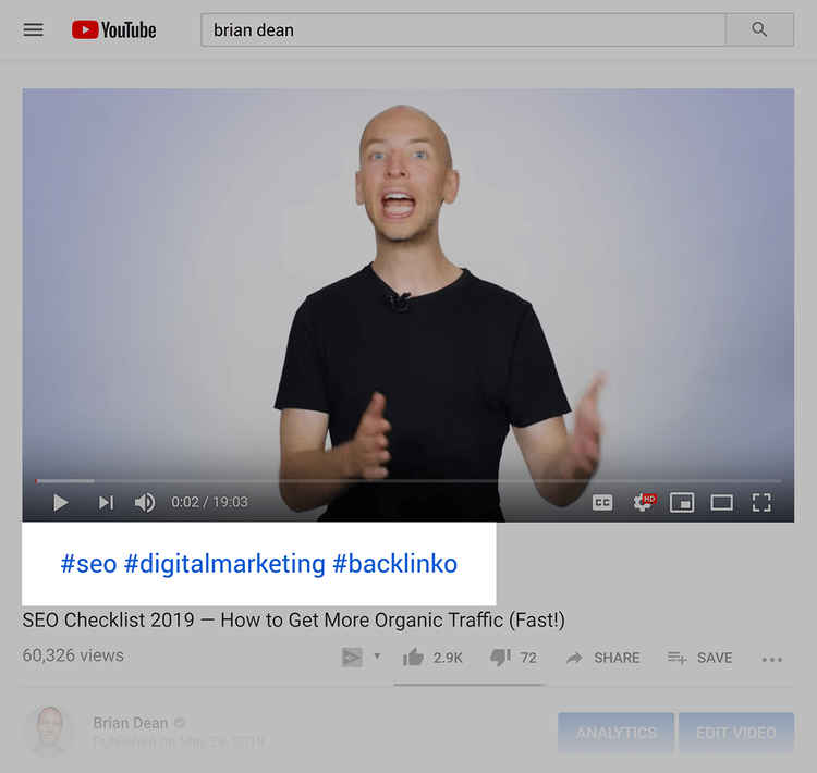 Hashtags do YouTube aparecendo acima do título