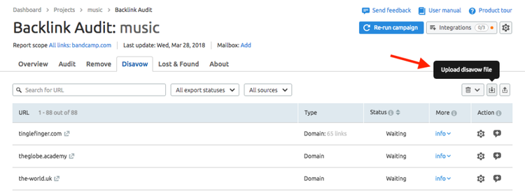 Backlink Audit com tabela de URLs e botão upload disavow destacado em vermelho