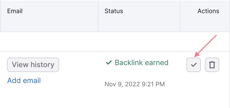 Seta apontando para o botão de verificação e status mostrando 'Backlink conquistado' na ferramenta de construção de links do Semrush.