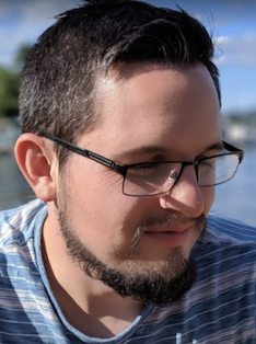 Retrato ao ar livre com óculos, fundo água e céu